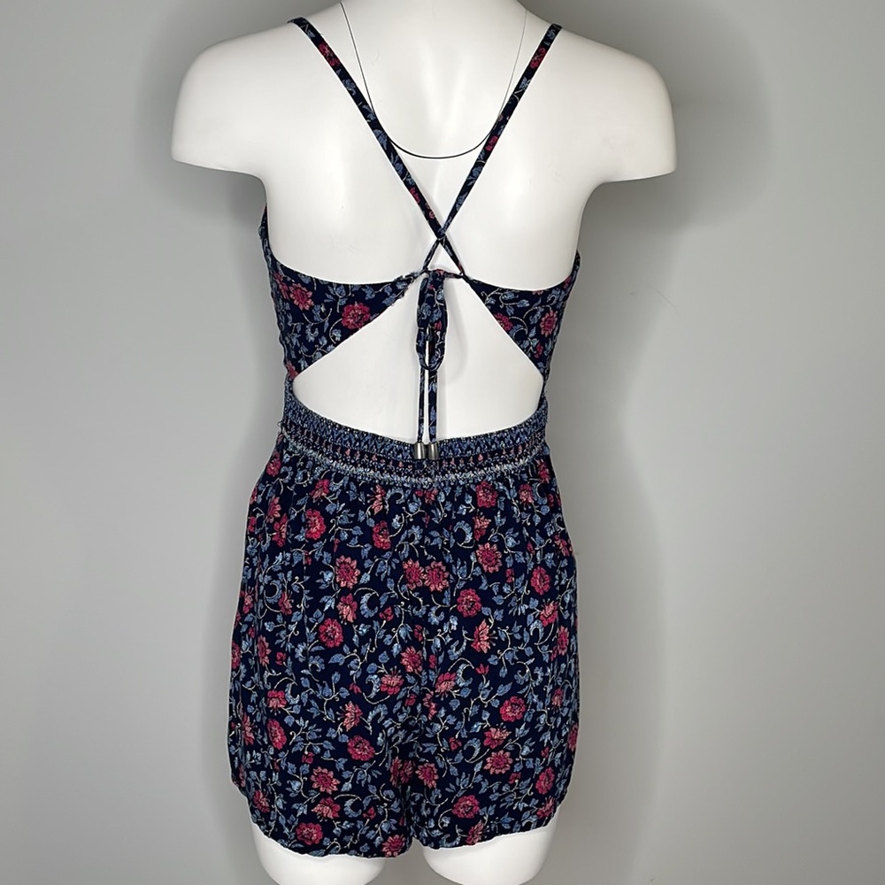 Re-list - Hollister Strappy Shorts Romper - Picture 5 of 9